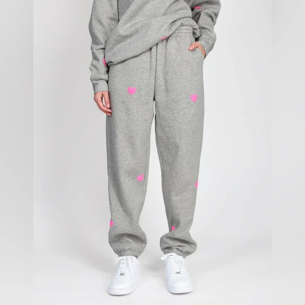 ❌SOLD❌ Brunette The Label All Over Hearts Oversized Fleece Joggers - Picture 2 of 11